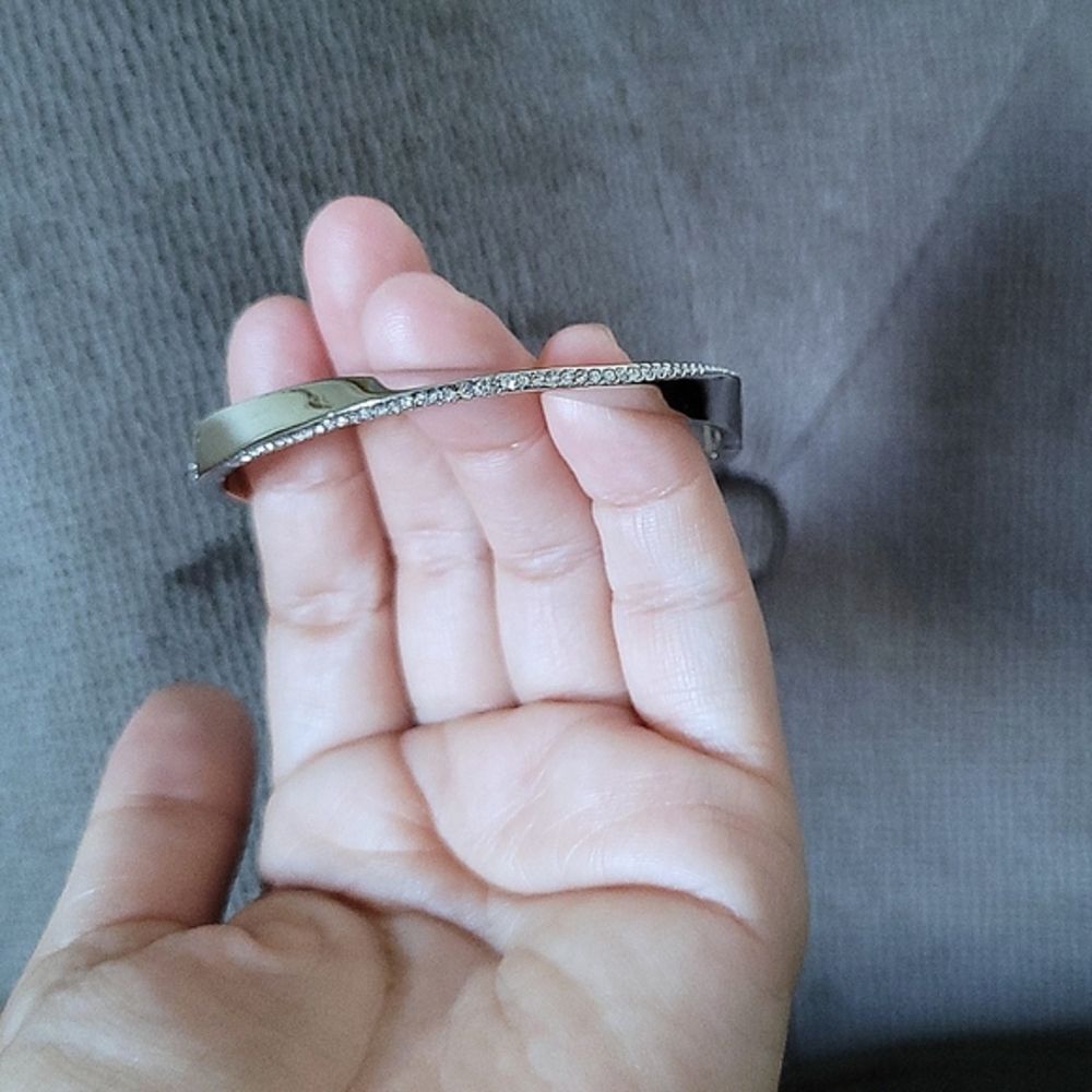 Kate Spade♠️ Silver🤍 "Do the Twist"🔀 Bangle Bracelet - NWT - Picture 1 of 15